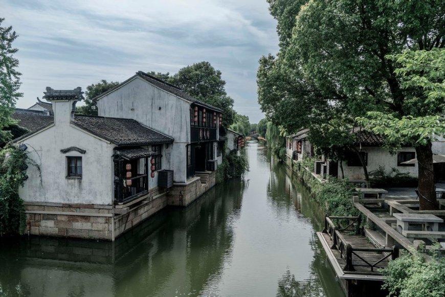 机智问答网页-关注为什么洗手间的镜子能把人照得更好看,是我的错觉吗?问题的优质平台